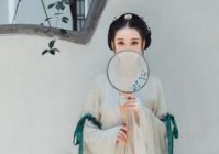 和狗一起捡瓶子