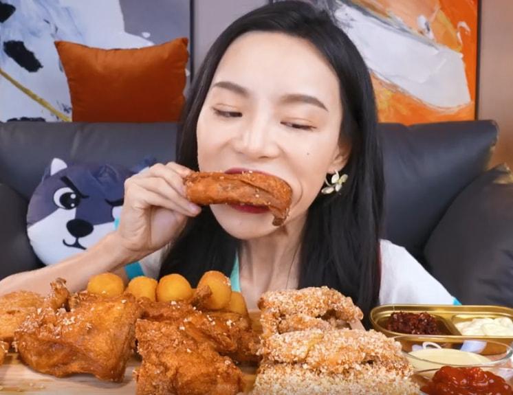 吃播美食视频小贝饿了(快手小视频极速版好看的)